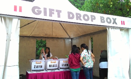 One Direction Diberi Kado Batu Akik hingga Al-Quran